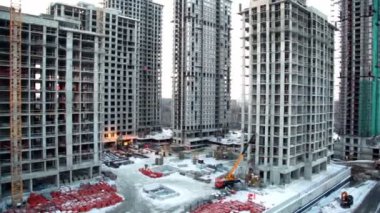 işçiler ve yapı malzemeleri inşaat sahasında cityscape in ön planda