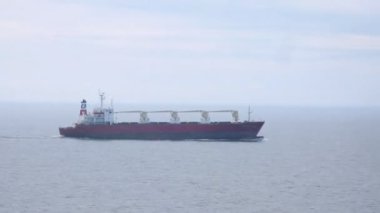 Kargo gemisi cruise gemisi tarafından geçmek