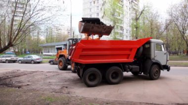 tarak City yaz gününde sokak kamyon yükler