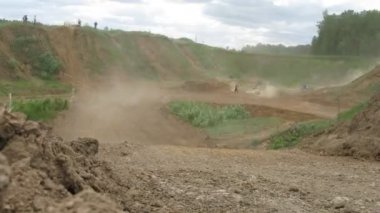 Akıncılar toz bulutları enduro yarış sırasında çalıştırın.