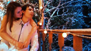 Çift ön sundurma yanan lambalar ile süslenmiş sarılma oturur