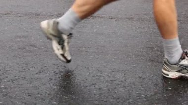bacaklar spor giyim çalışan ve ıslak asfalt üzerinde Ayakkabı Koşu