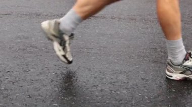 bacaklar spor giyim çalışan ve ıslak asfalt üzerinde Ayakkabı Koşu