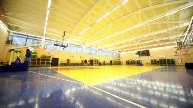 adam yürüme ve okul spor salonu içinde ışık kapatma