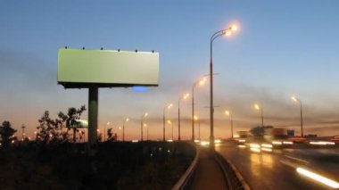 yol yol kenarında büyük tanıtım tahtaya daha yakın geliyor ve merkezi olur