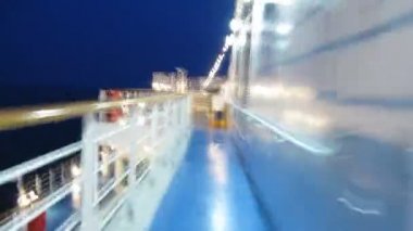 gece, zaman atlamalı cruise liner etrafında daireler yürümek