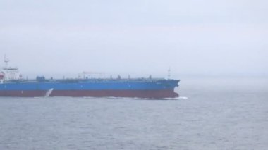 Tanker gemisi cruise paralel gidiyor