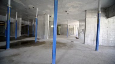 işçi yürümek inşaat sahasında bitmemiş karanlık oda içinde