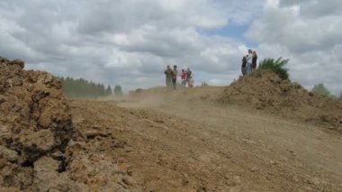 seyirci yarışçılar enduro yarış sırasında atlamak dikkat et.