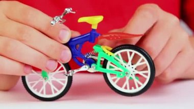 Çocuk oyun oyuncak bisikleti ile pedallar nadir tekerleği ile döner