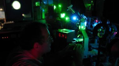 araştırma microobject hareketi ile lazer ışını fizik laboratuarında, zaman atlamalı