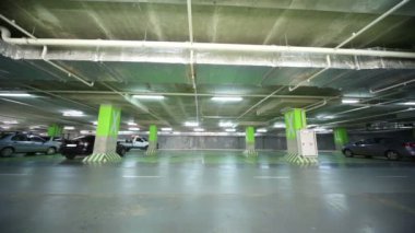 kapalı otopark Abschleppwagen geçer