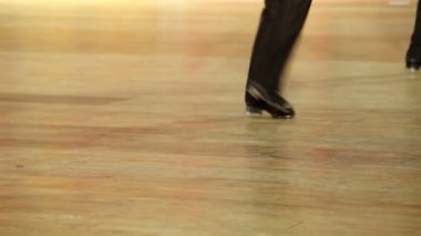 kaç erkek ayakkabı musluklar ve siyah pantolon Step dansı