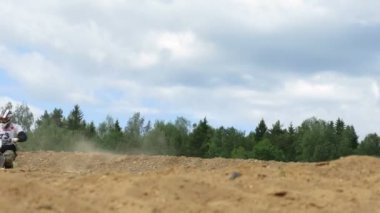 Bisiklet Akıncı orman önünde enduro yarış sırasında