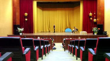 kız yapmak hileci topu ile tiyatro sahnesinde