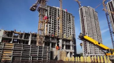 yüksek binaların altında inşaat ve Vinçler