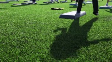 kitle adım aerobik egzersiz nişanlı kız çimlerin üzerine gölge