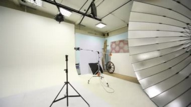 Beyaz arka plan stüdyo lambaları ve spot ışık oda içinde