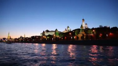 Riverside ve kırmızı tuğla duvarlar, Moskova kremlin ve Ivan büyük çan kulesi