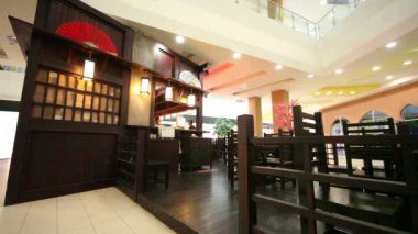 Barmen ve Doğu tarzı birkaç boş restoranında garson