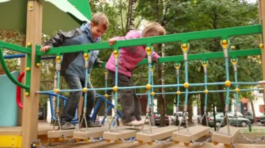 küçük kız ve erkek delikanlı stoped ve sway başlar sonra asmak adımları, aşağı atlamak