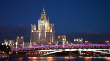 stalin döneminin yüksek katlı bina kotelnicheskaya iskele üzerinde bulunan
