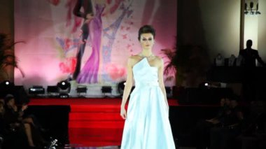 Gelinlik modeli catwalk Fransız moda akşamları yürür.