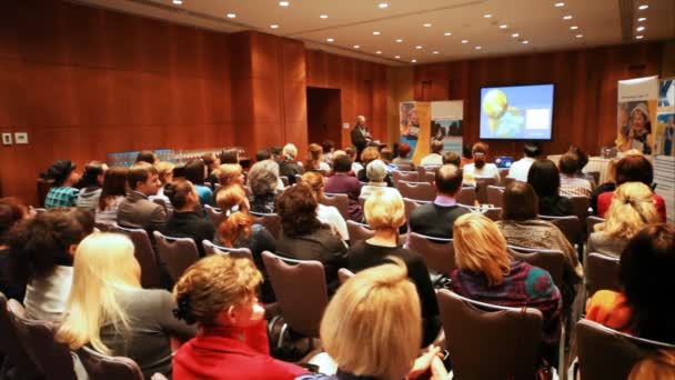 Profesor dice y muestra la presentación en la pantalla proyectiva — Vídeos de Stock