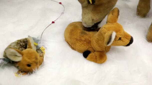 Poucos animais de pelúcia em movimento brinquedo na neve artificial — Vídeo de Stock
