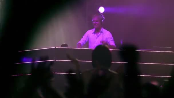 Popular holandês DJ Armin Van Buuren em ação, muitas pessoas na festa rave — Vídeo de Stock