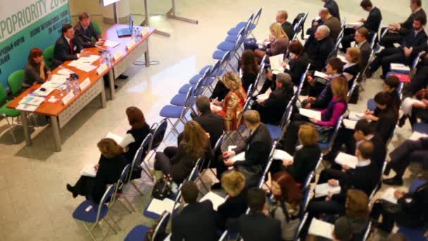 La gente participa en la conferencia Expopriority II Foro Internacional sobre Propiedad Intelectual en Expocenter — Vídeo de stock