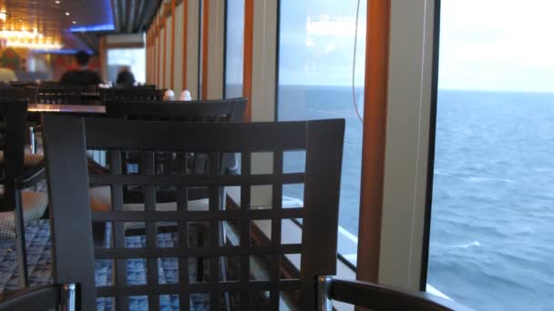 Prázdné židle v restauraci na výletní lodi — Stock video