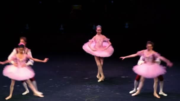 Dos chicos tres chicas bailan ballet en concierto — Vídeo de stock