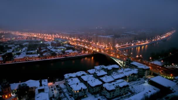 Chiesa su banchina, strada e ponte traffico sul terzo anello di trasporto in inverno — Video Stock