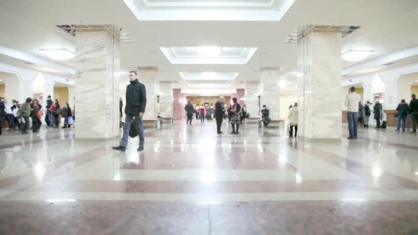 Lehrer und Studenten gehen in der Umkleidekabine der Hauptbibliothek der Staatlichen Universität Moskau — Stockvideo