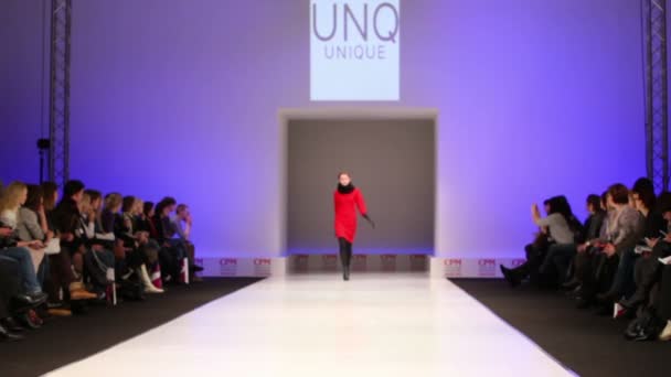 Model is op podium in rode jurk uit unieke collectie — Stockvideo