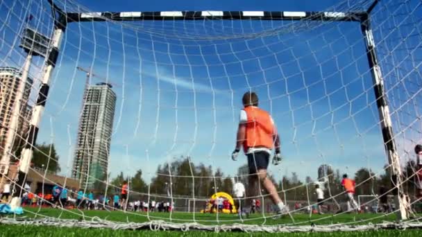 Portero en puerta en el partido de fútbol en el estadio — Vídeos de Stock