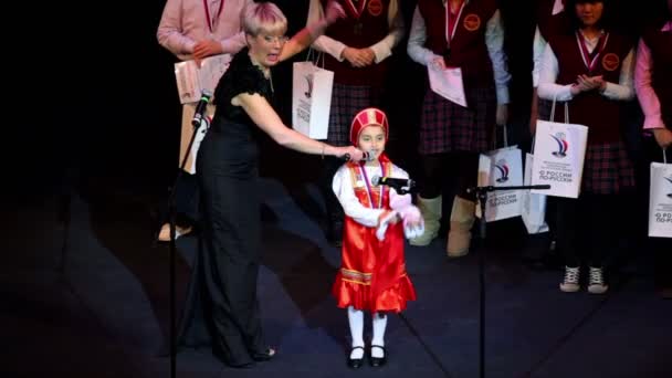 Mały dziewczyna śpiewa na scenie z innych zwycięzców — Wideo stockowe