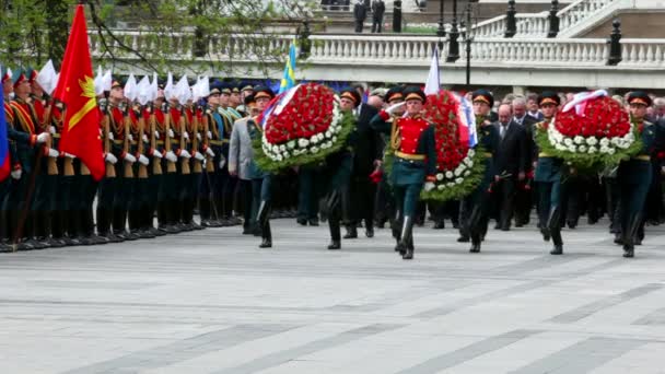 Soldados llevan guirnalda en ceremonia de colocación de guirnaldas, muchos líderes políticos caminan detrás — Vídeos de Stock