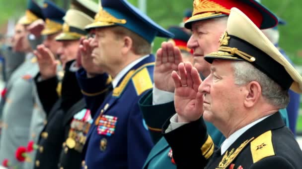 Veterans officiers stand and salute at wreath laying ceremony, Unknown Soldiers grave in Alexander Garden — Stock Video