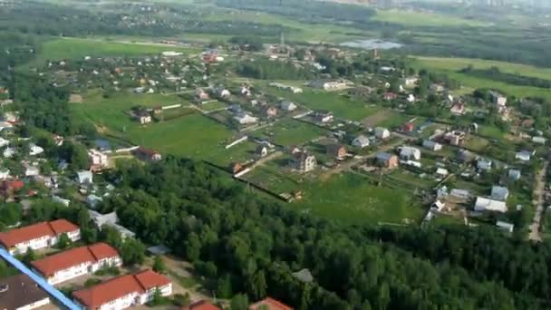 Hot air balloon cast a shadow on village, view from gondola — Stock Video