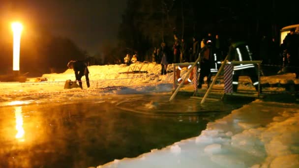 Mann gerät im Winter in Eisloch — Stockvideo