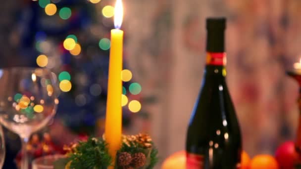 Velas e óculos na mesa de jantar de Natal decorada — Vídeo de Stock