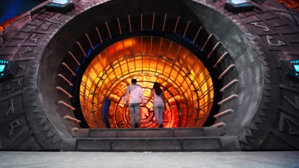 Couple vient dans le tunnel de décoration fabuleux, puis part — Video