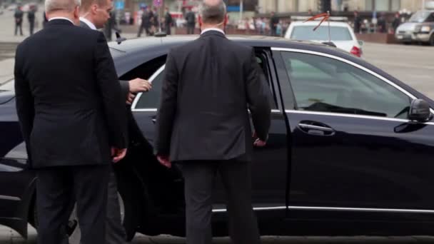 Security escorts mayor of Moscow Sobyanin to car — Stock Video