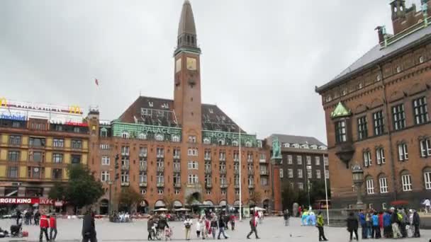 Tourist at Radhusplatsen — Stock Video