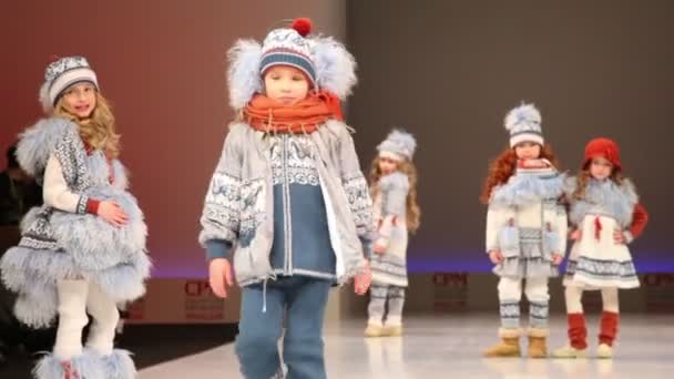 Αγόρι και τέσσερα κορίτσια με χειμωνιάτικα ρούχα από τη συλλογή του Δημάρχου — Αρχείο Βίντεο