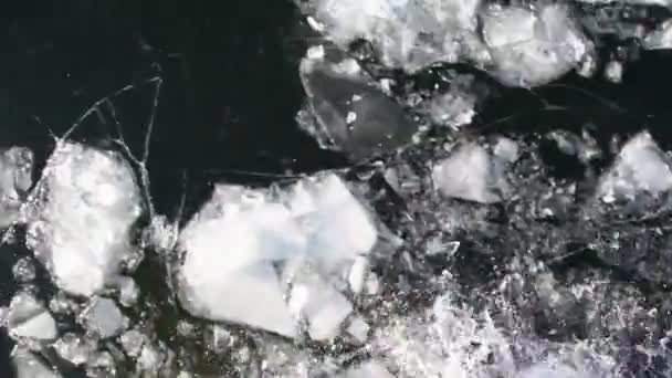 Schip snijdt door ijs fragmenten rollen beneden transparante oppervlak — Stockvideo