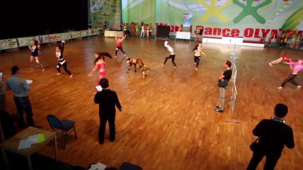 Giuria guardare le ragazze ballare a VIII World Dance Olympiad — Video Stock