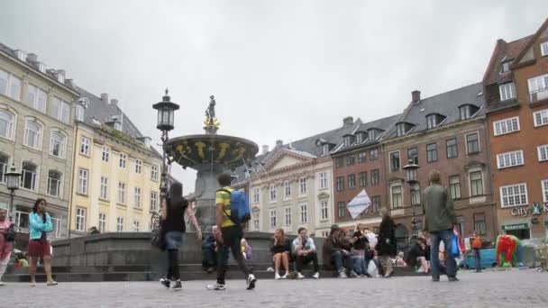 People relax in front of Gammeltorv fountain — Stock Video